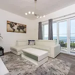 Lejlighed Beeindruckendes Mit Whirlpool, Lounge-liegen, Meerblick, Grill Dramalj